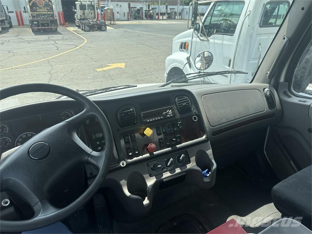 Freightliner M2 106 Тягачі