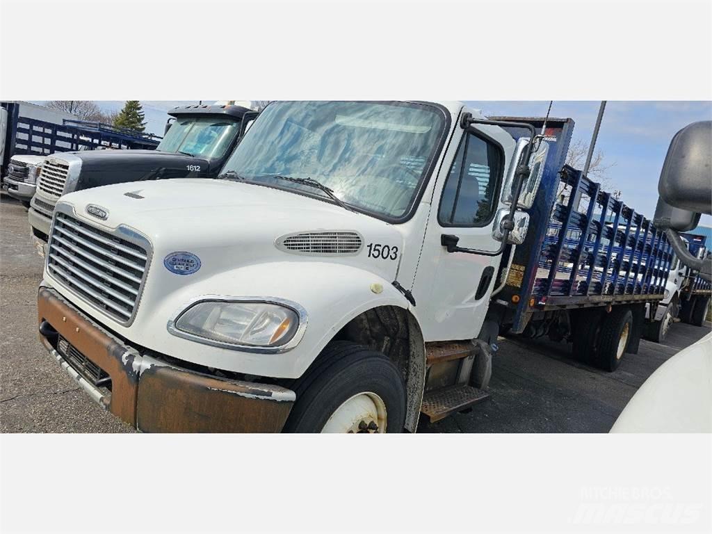 Freightliner M2 106 Вантажівки-платформи/бокове розвантаження