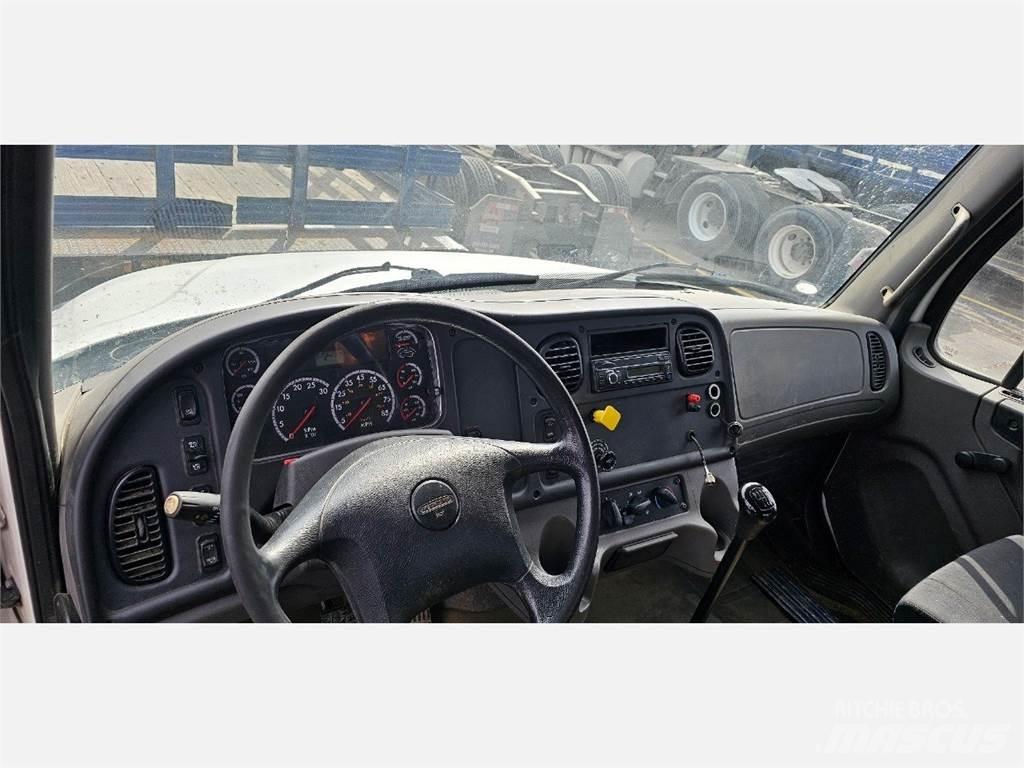 Freightliner M2 106 Вантажівки-платформи/бокове розвантаження