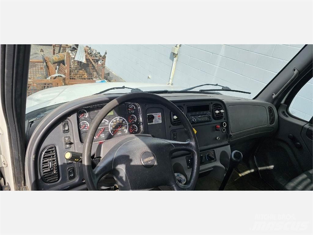 Freightliner M2 106 Вантажівки-платформи/бокове розвантаження