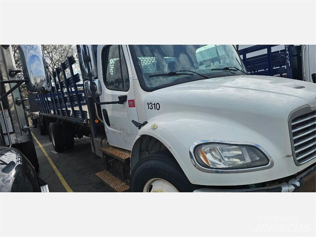 Freightliner M2 106 Вантажівки-платформи/бокове розвантаження