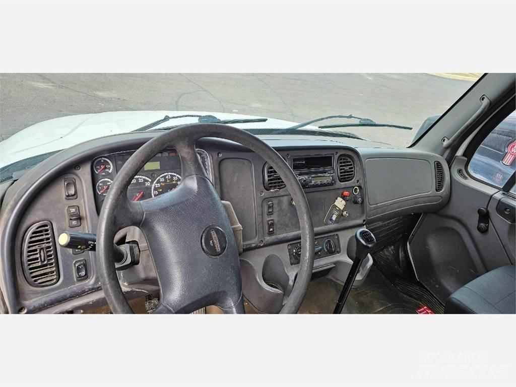 Freightliner M2 106 Вантажівки-платформи/бокове розвантаження