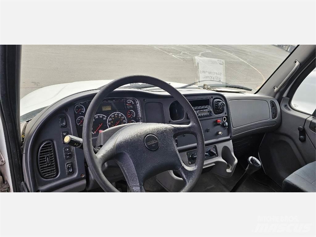 Freightliner M2 106 Вантажівки-платформи/бокове розвантаження