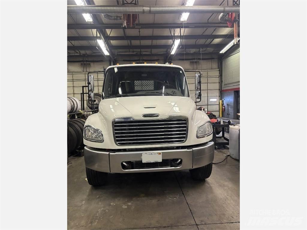 Freightliner M2 106 Вантажівки-платформи/бокове розвантаження