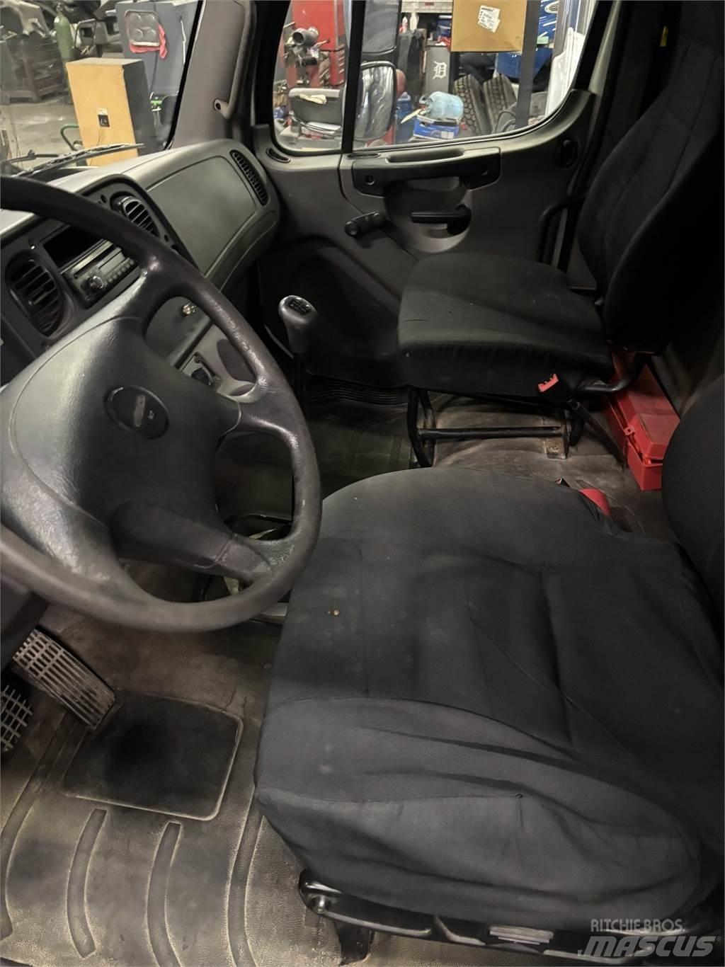 Freightliner M2 106 Вантажівки-платформи/бокове розвантаження