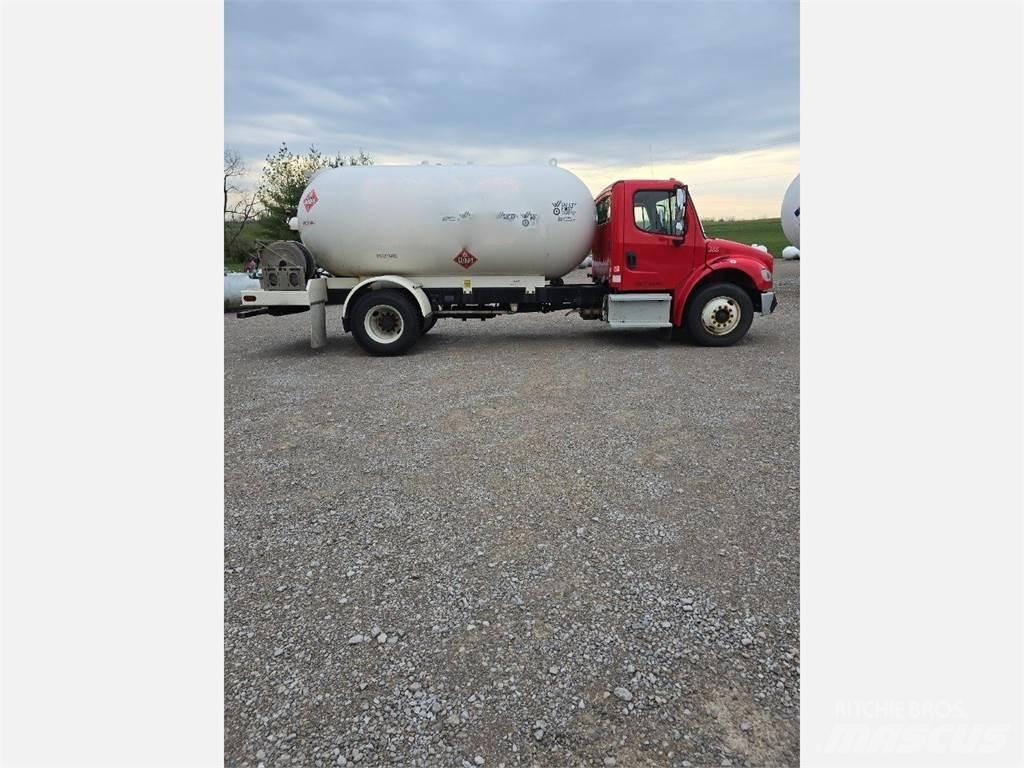 Freightliner M2 106 Вантажівки / спеціальні