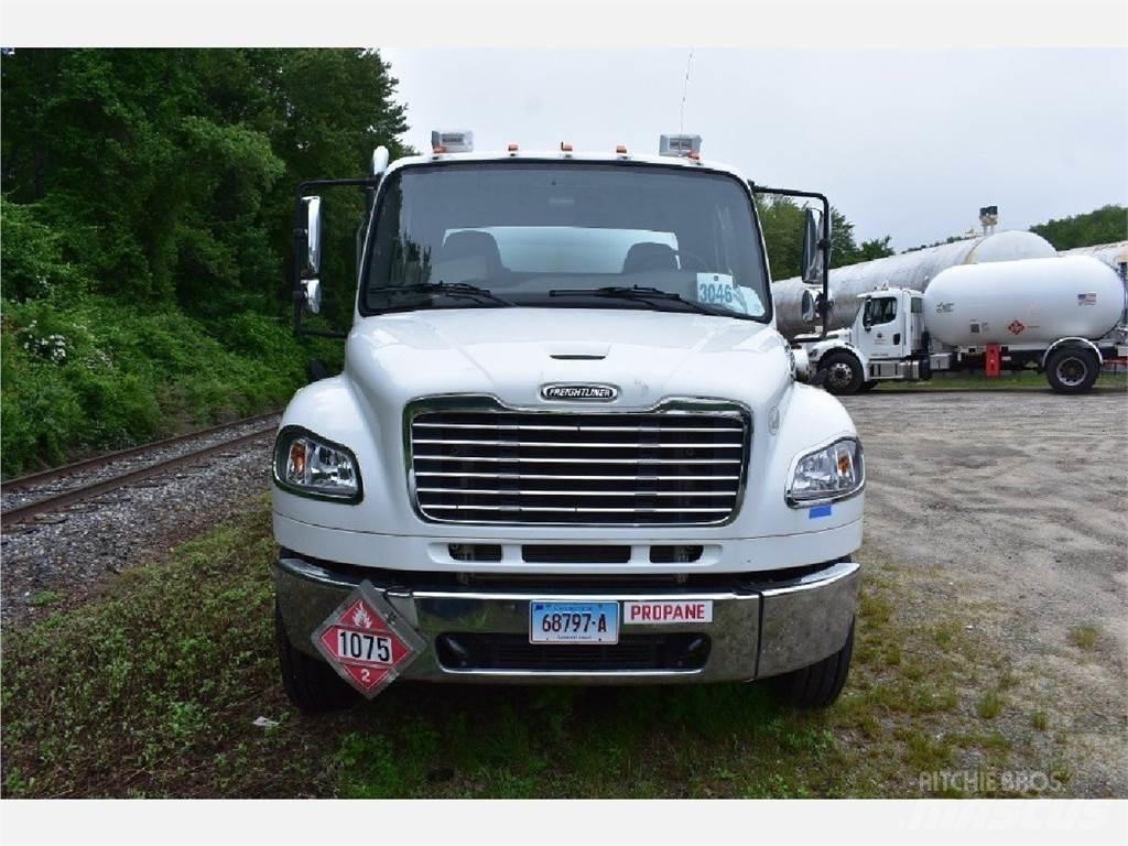 Freightliner M2-106 Вантажівки / спеціальні