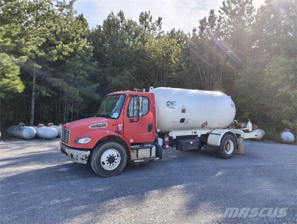 Freightliner M2 106 Вантажівки / спеціальні
