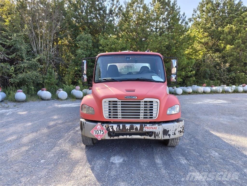 Freightliner M2 106 Вантажівки / спеціальні