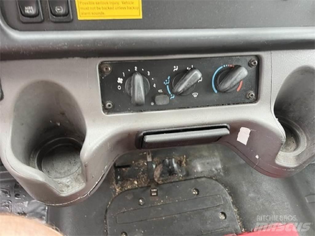 Freightliner M2106 Вантажівки для доставки напоїв