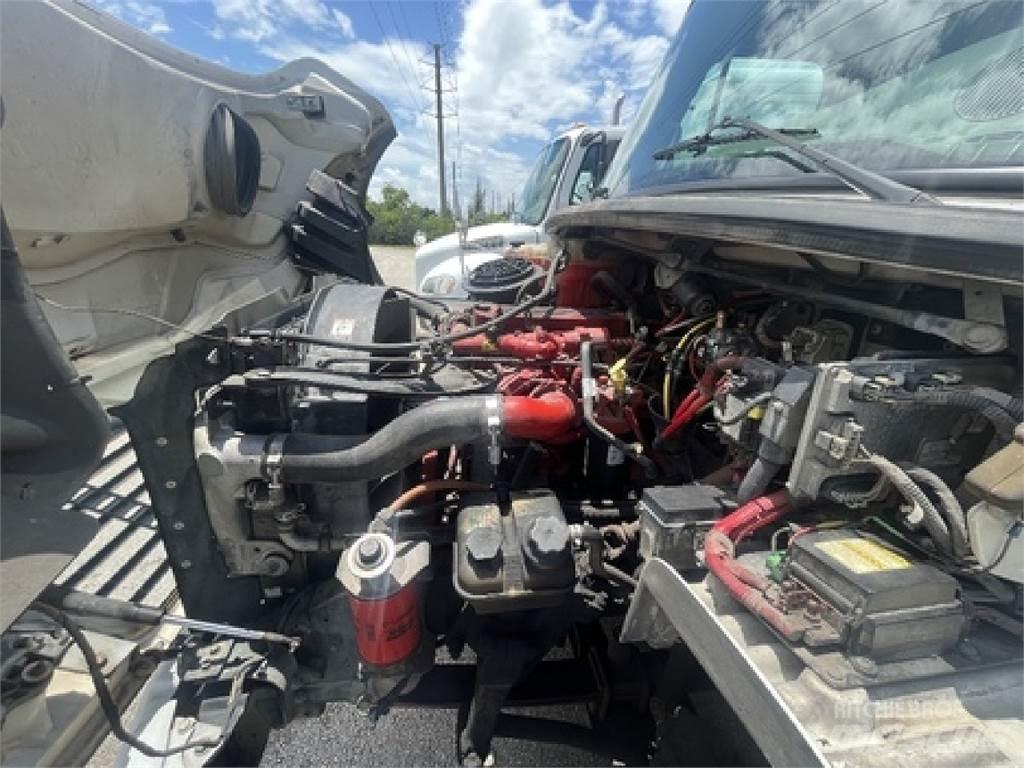 Freightliner M2106 Вантажівки для доставки напоїв