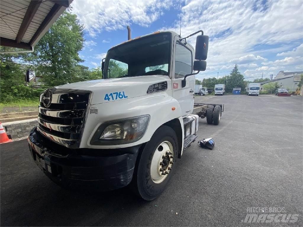 Hino 338 Шасі з кабіною