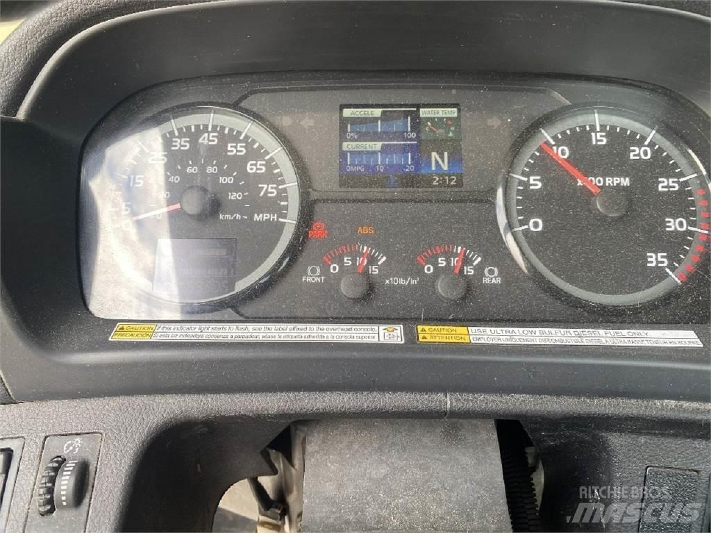 Hino 338 Шасі з кабіною