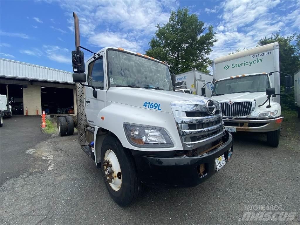 Hino 338 Шасі з кабіною