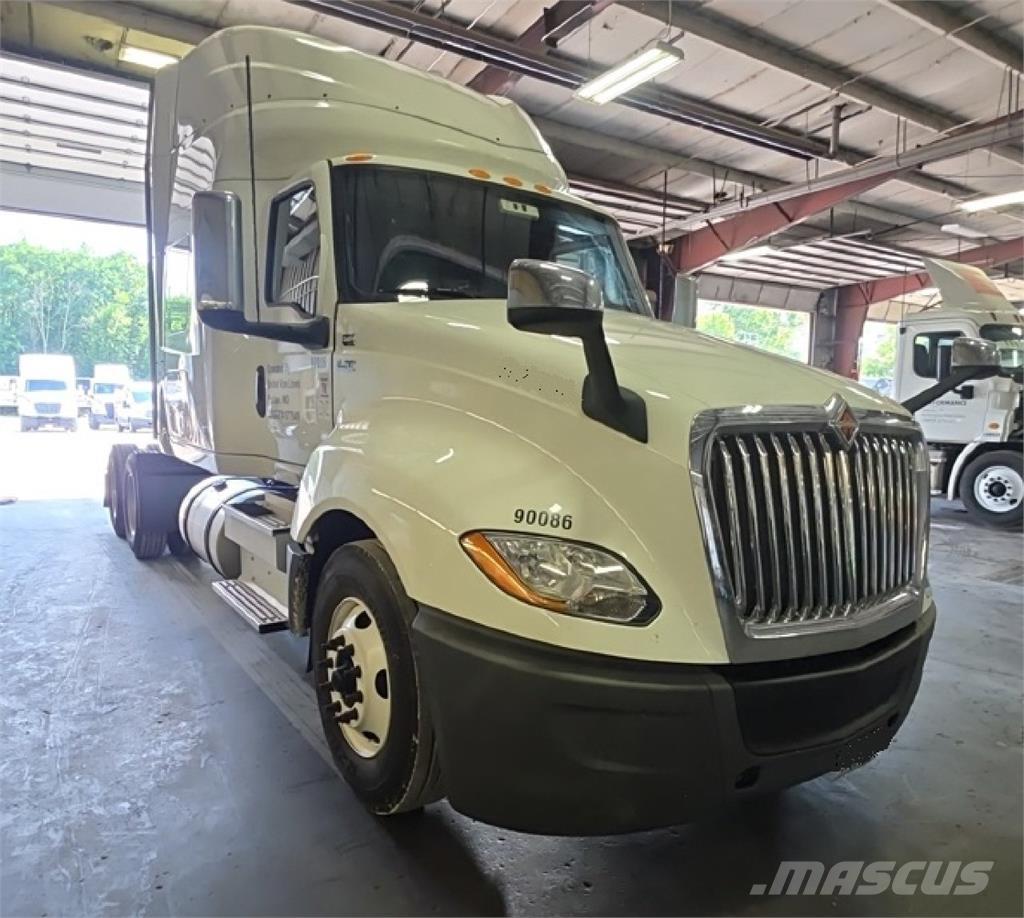 International LT Тягачі