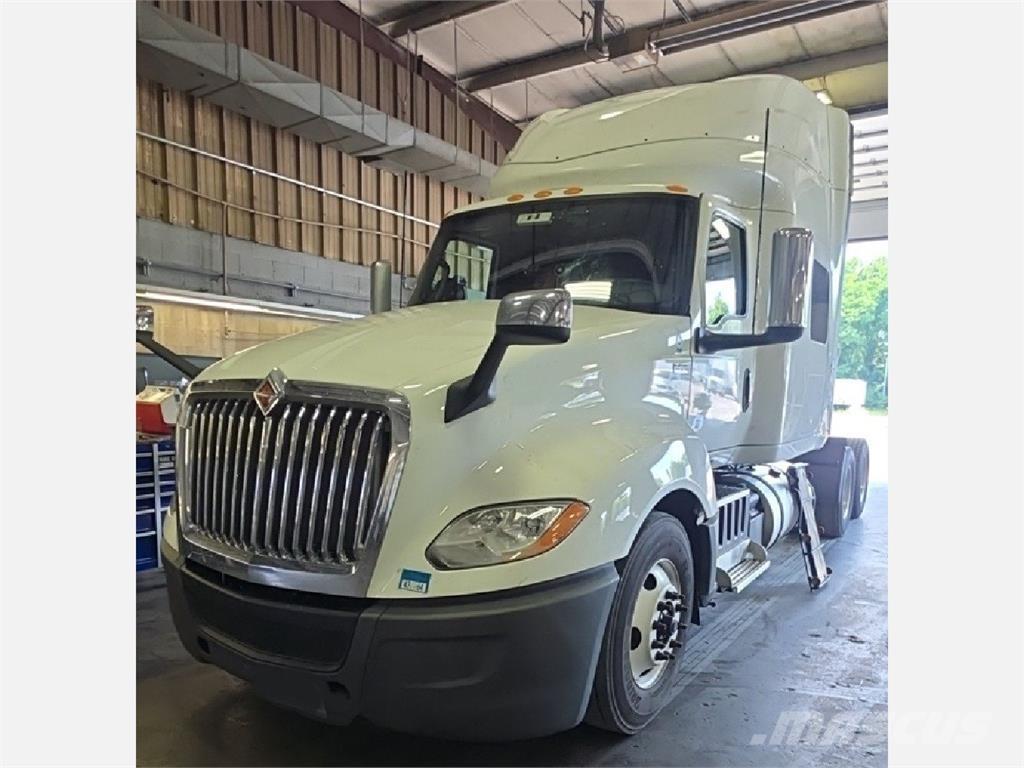 International LT Тягачі