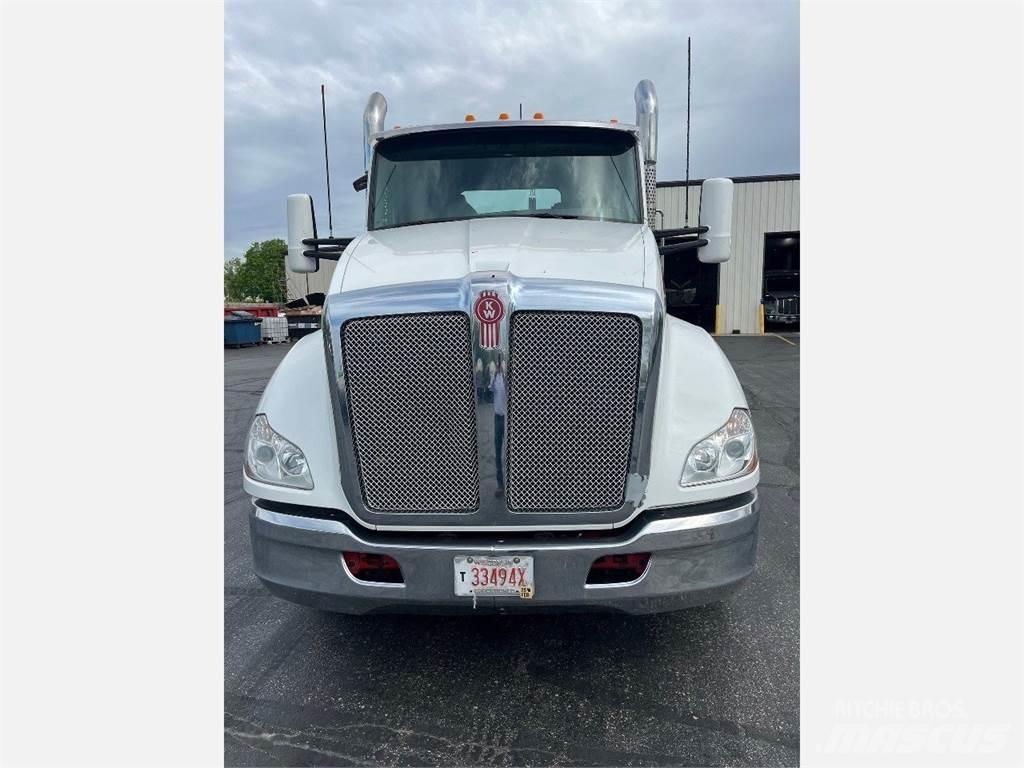 Kenworth T680 Тягачі