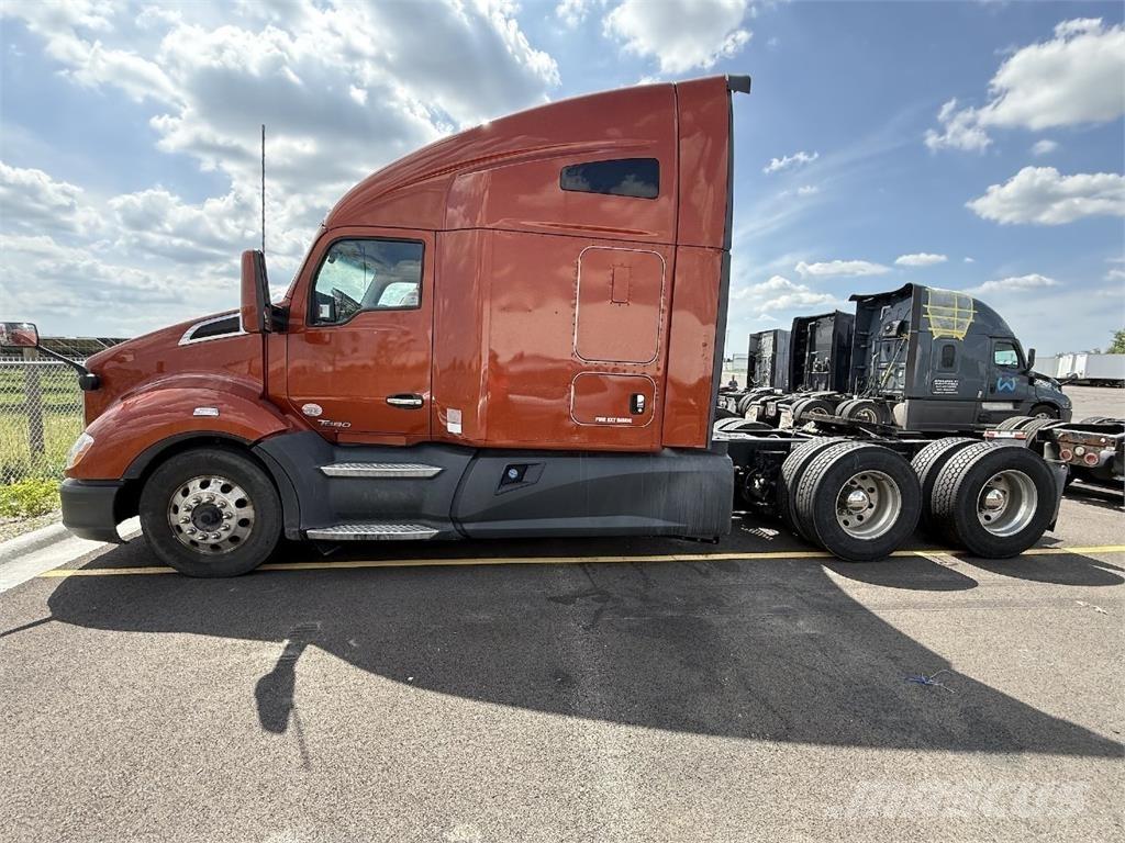 Kenworth T680 Тягачі