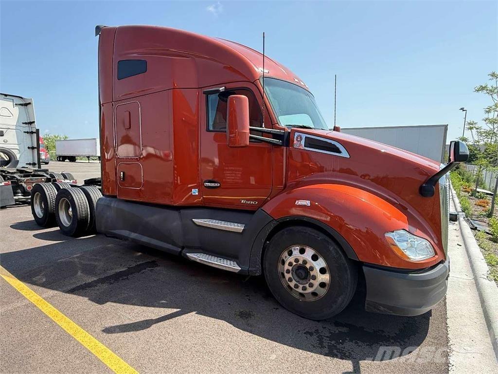 Kenworth T680 Тягачі