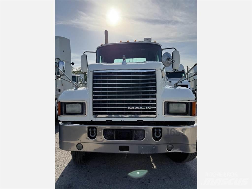 Mack CHU613 Тягачі
