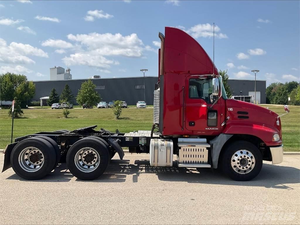 Mack CXU613 Тягачі