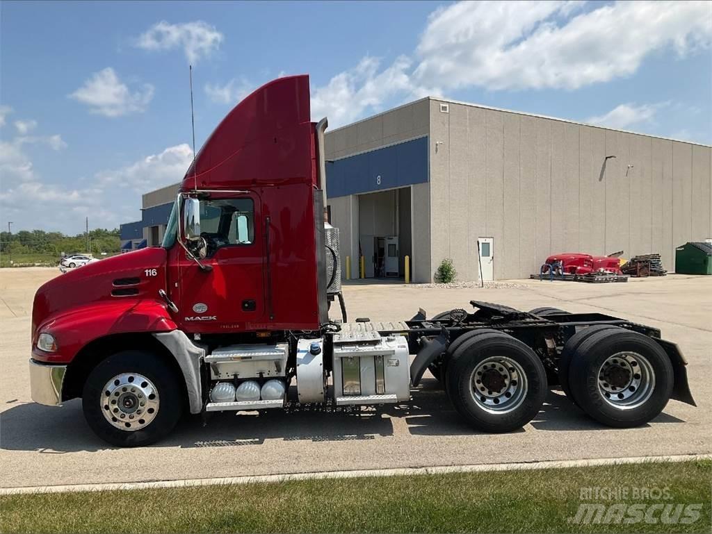 Mack CXU613 Тягачі