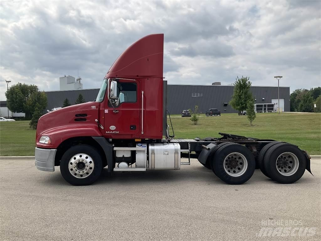 Mack CXU613 Вантажівки / спеціальні