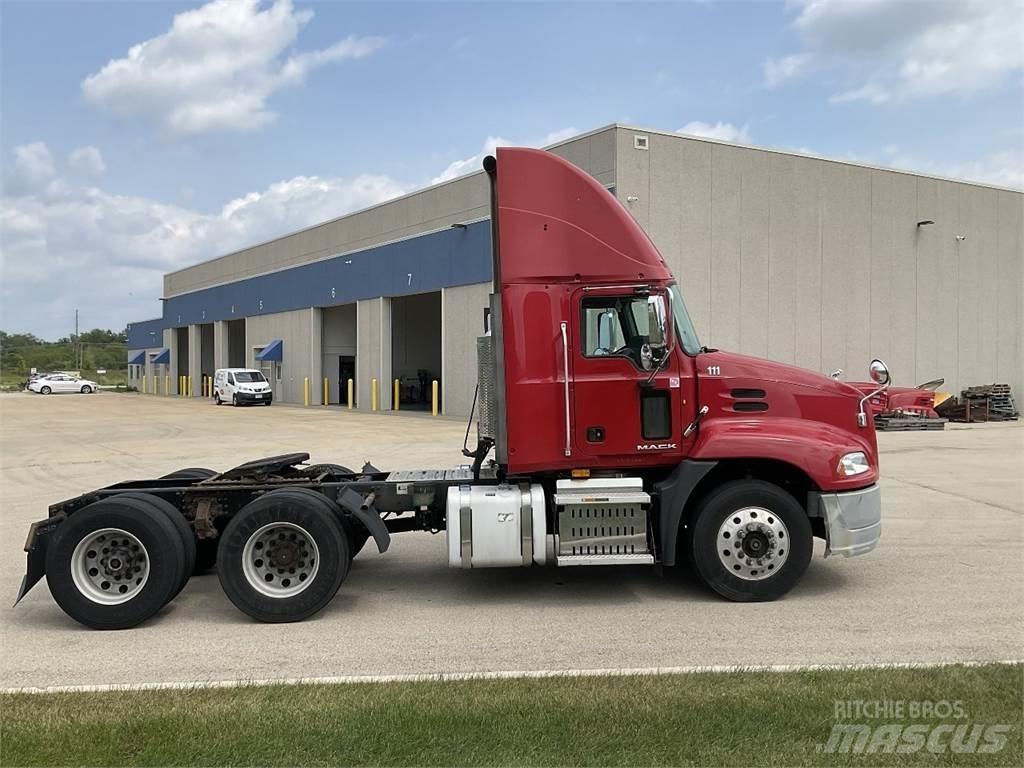 Mack CXU613 Вантажівки / спеціальні