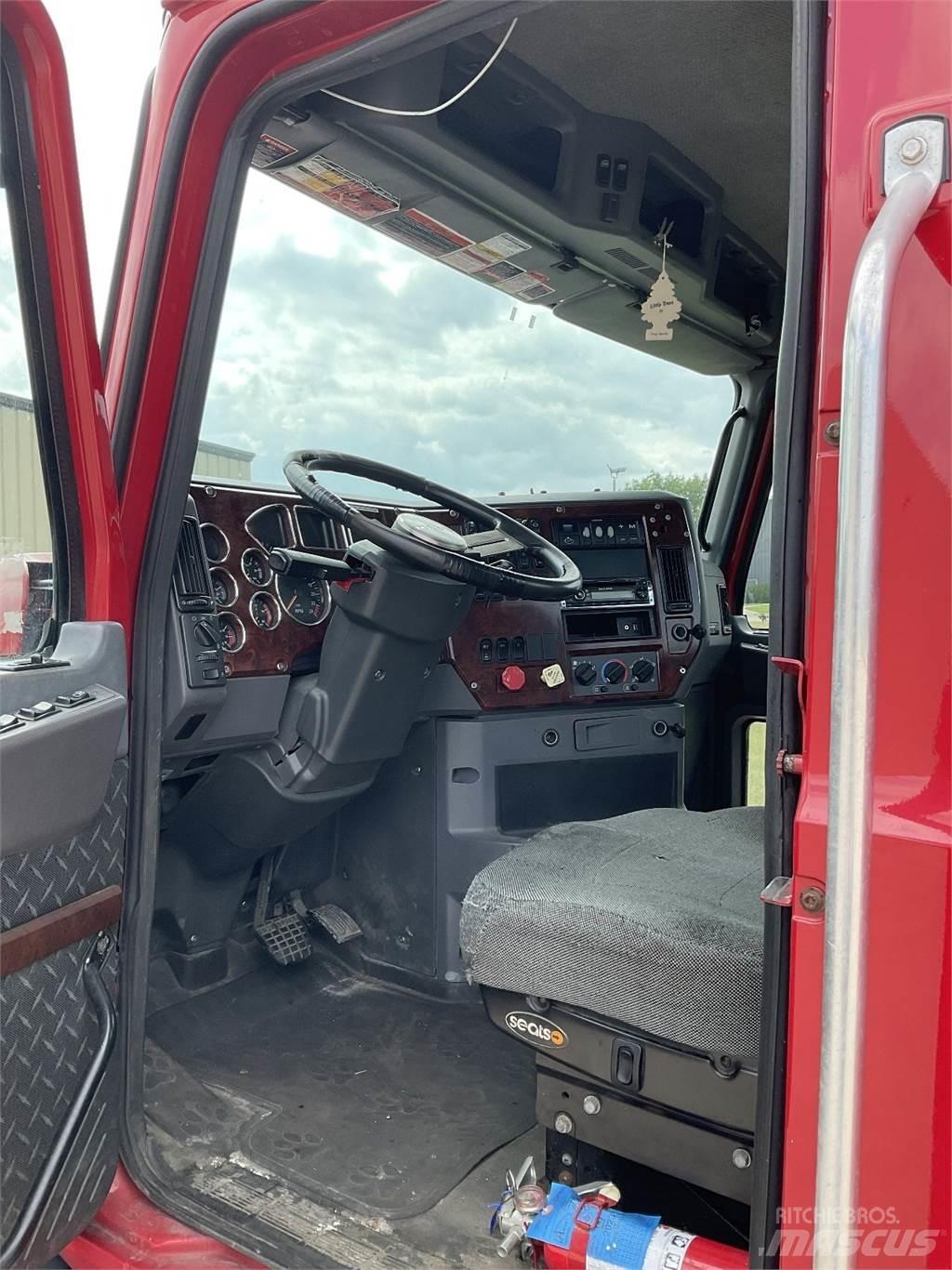 Mack CXU613 Вантажівки / спеціальні