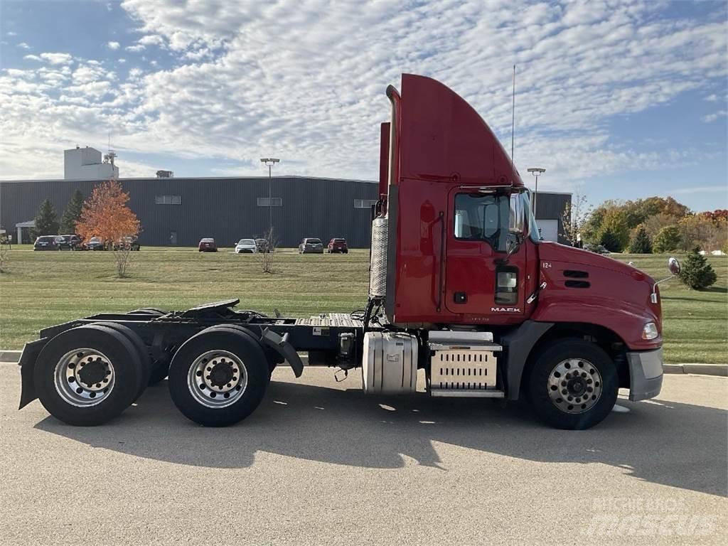 Mack CXU613 Тягачі