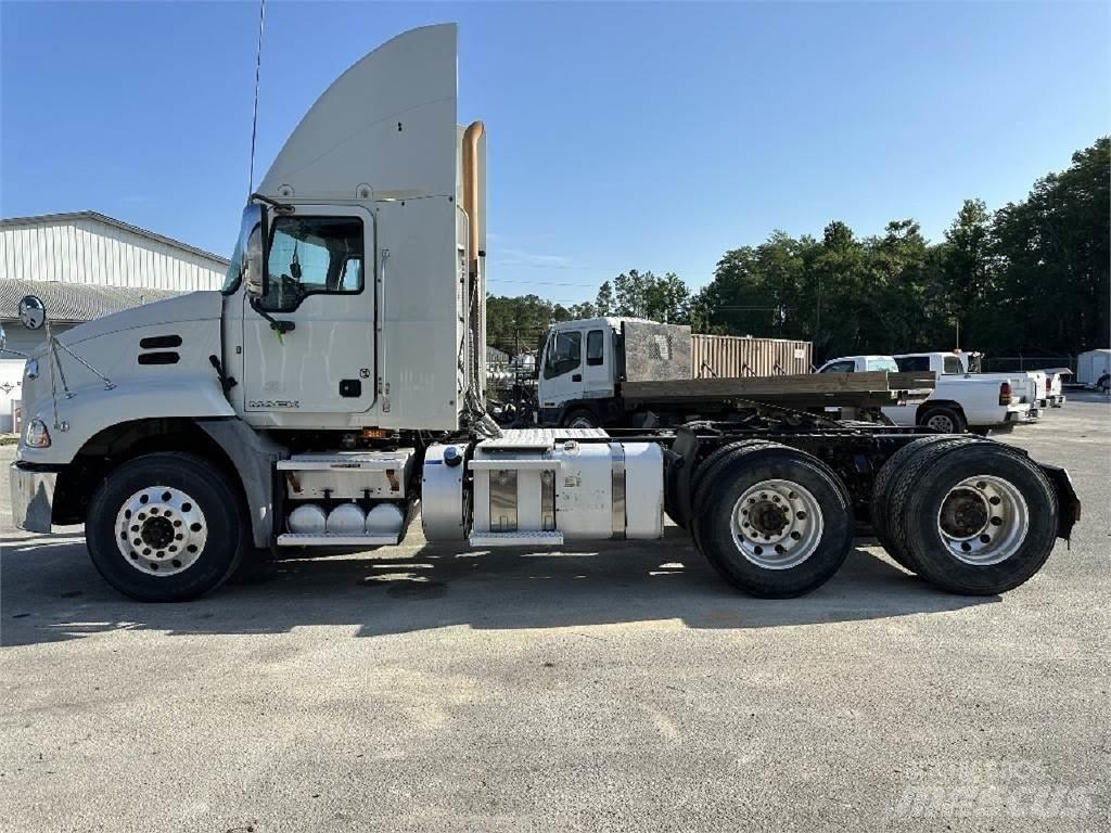 Mack CXU613 Тягачі