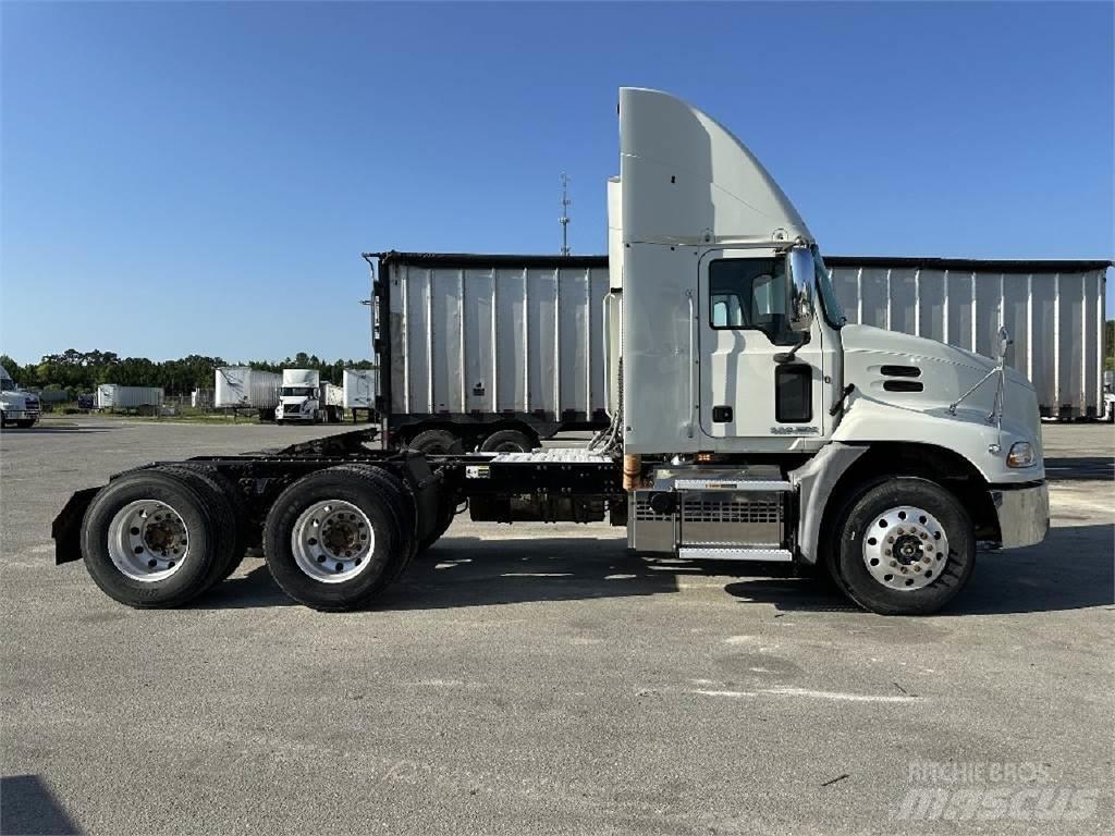 Mack CXU613 Тягачі
