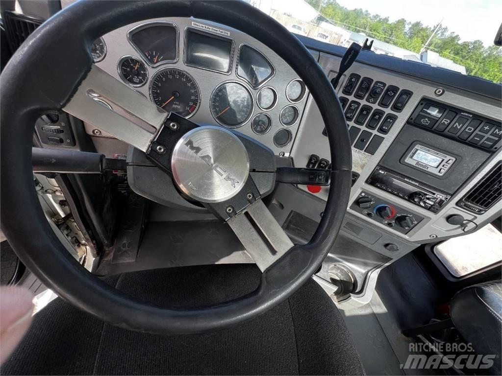 Mack CXU613 Тягачі