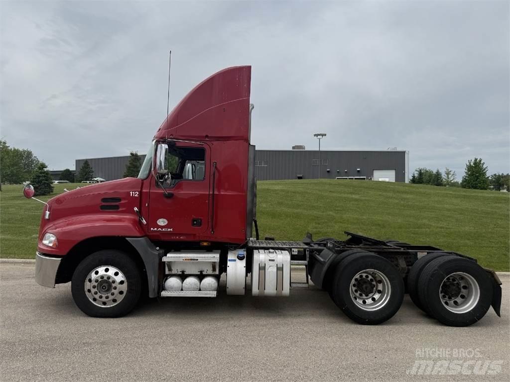 Mack CXU613 Тягачі