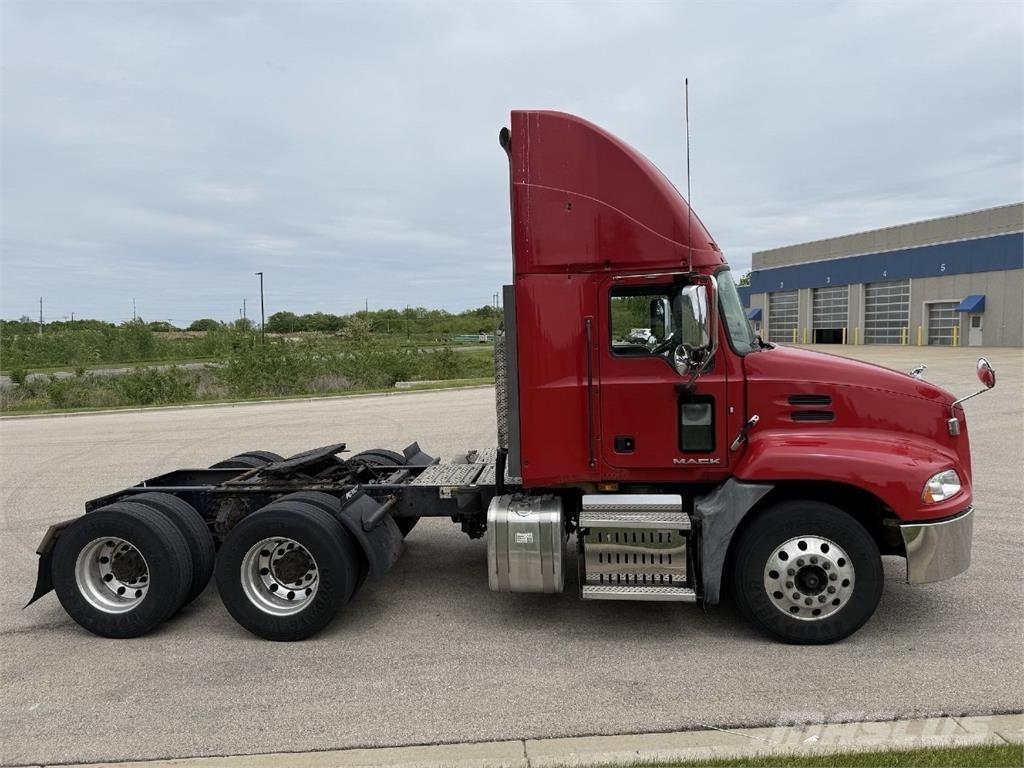Mack CXU613 Тягачі