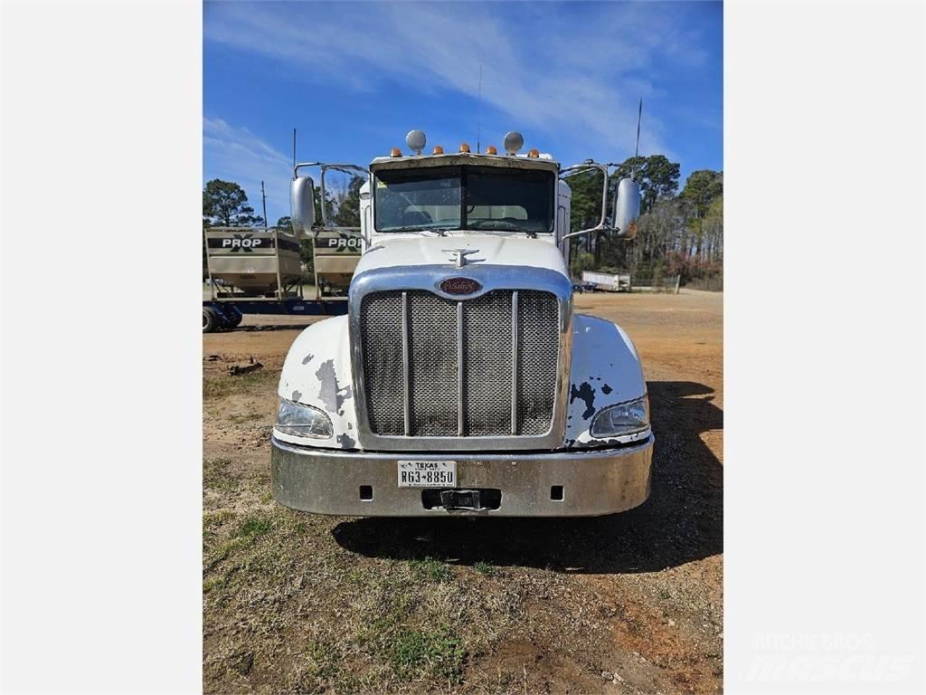 Peterbilt 384 Тягачі