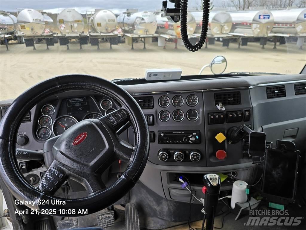 Peterbilt 567 Тягачі