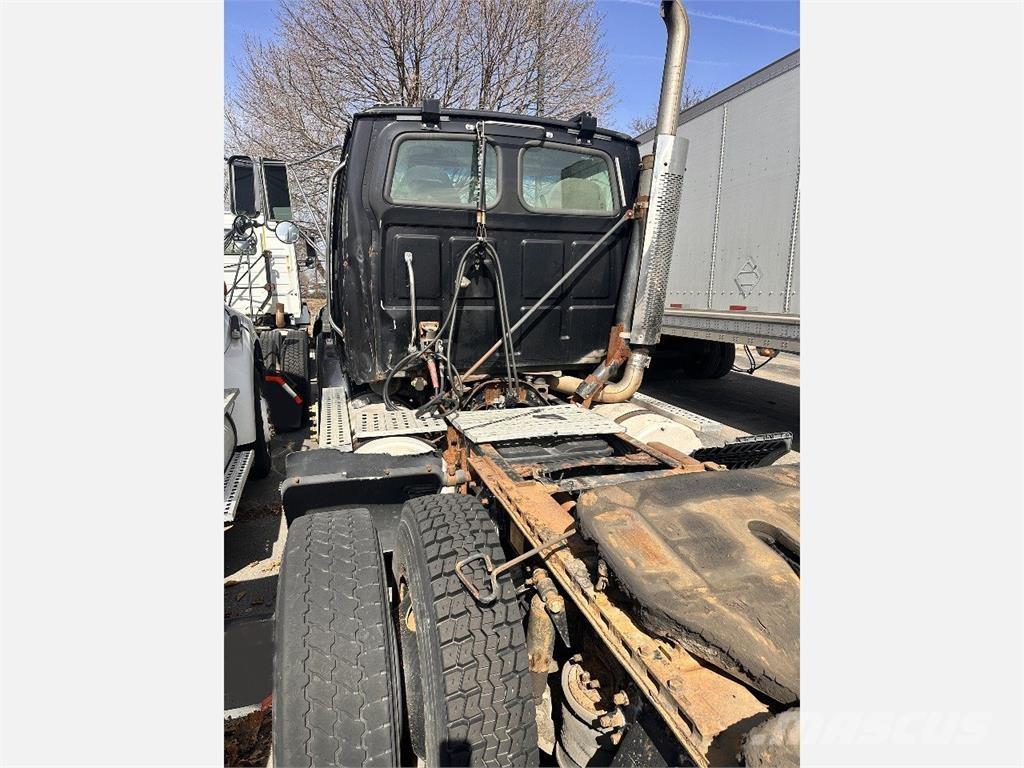 Sterling A9500 Тягачі