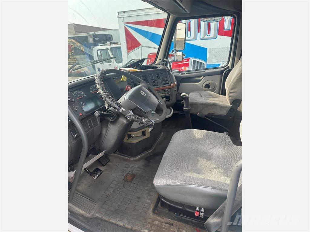 Volvo VNL Тягачі