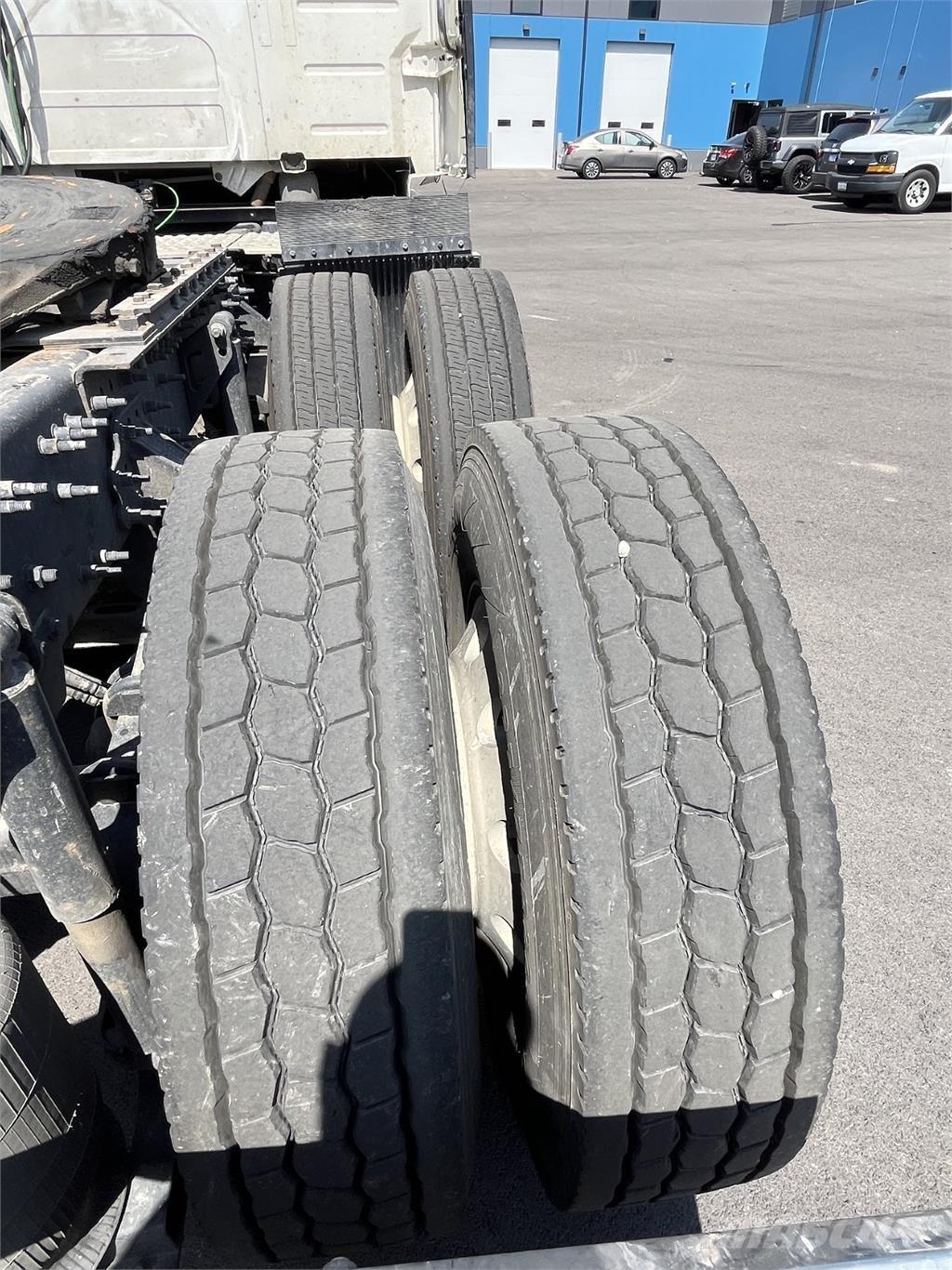 Volvo VNL860 Тягачі