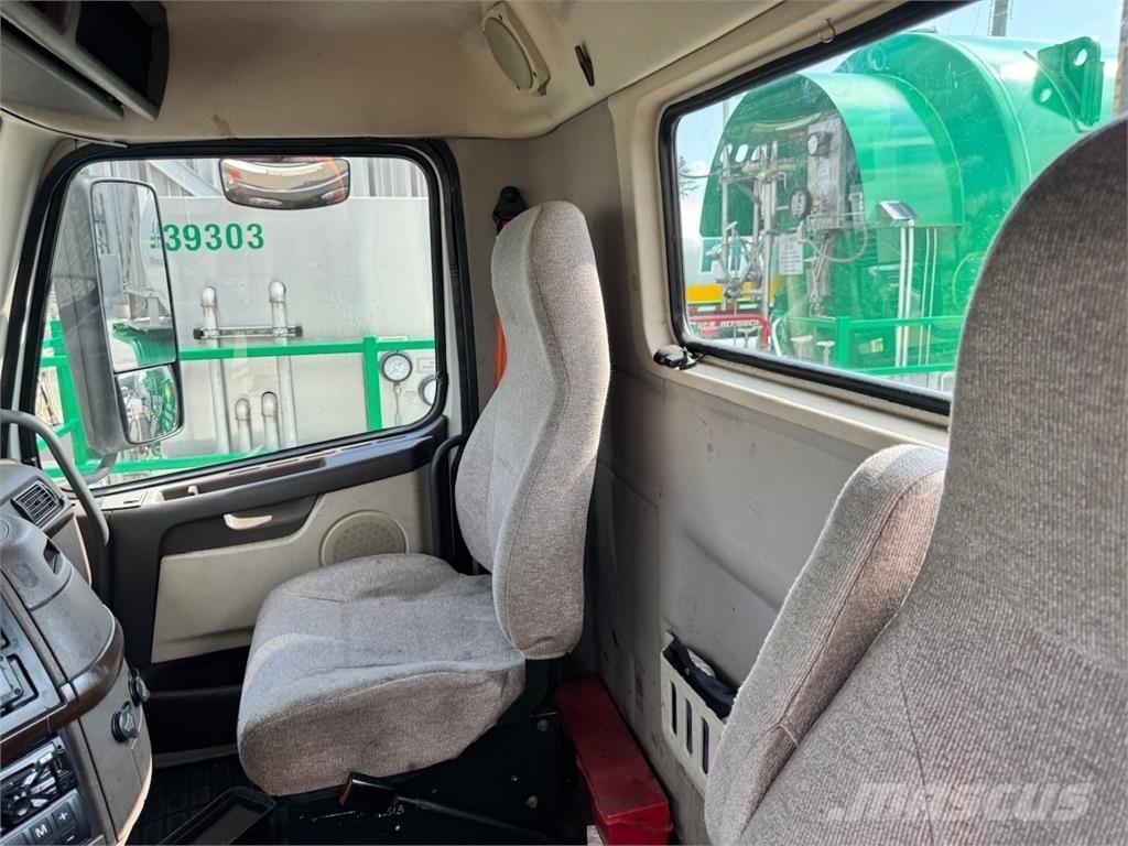 Volvo VNM64T200 Тягачі