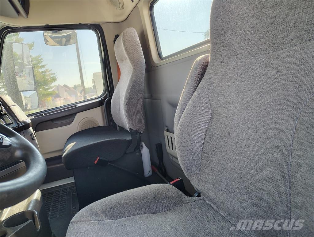 Volvo VNM64T200 Тягачі