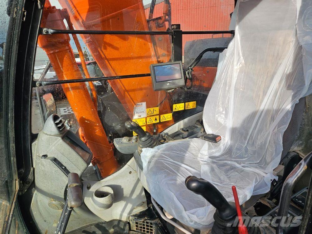 Hitachi ZX135 Гусеничні екскаватори