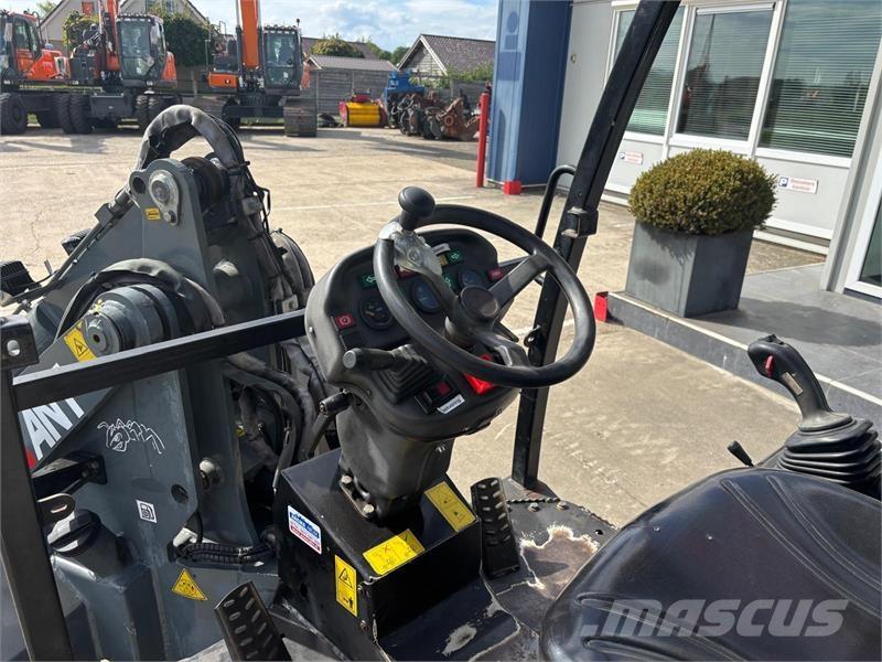 GiANT V6004T Фронтальні навантажувачі