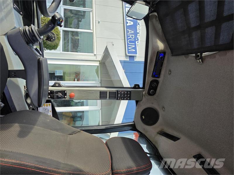 GiANT V761 Фронтальні навантажувачі