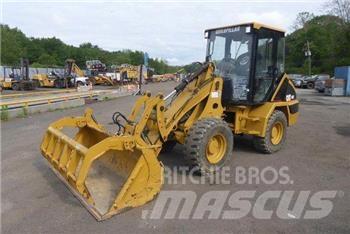 CAT 902 Фронтальні навантажувачі
