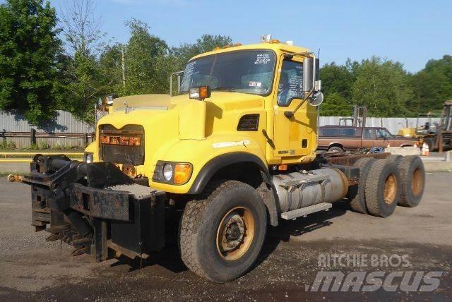 Mack CV713 Шасі з кабіною