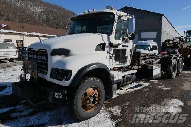 Mack CV713 Шасі з кабіною