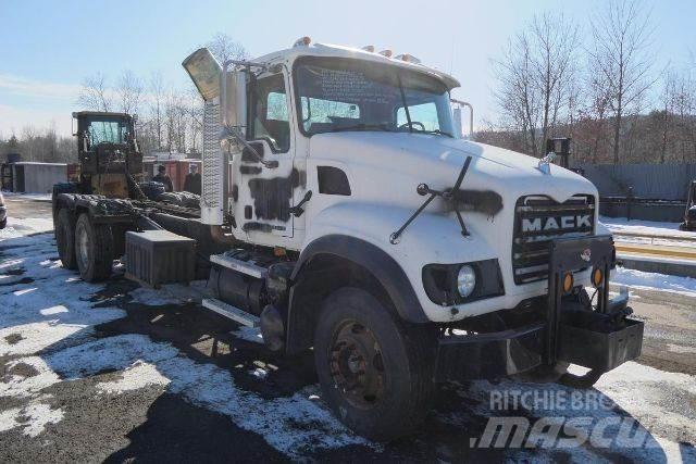 Mack CV713 Шасі з кабіною