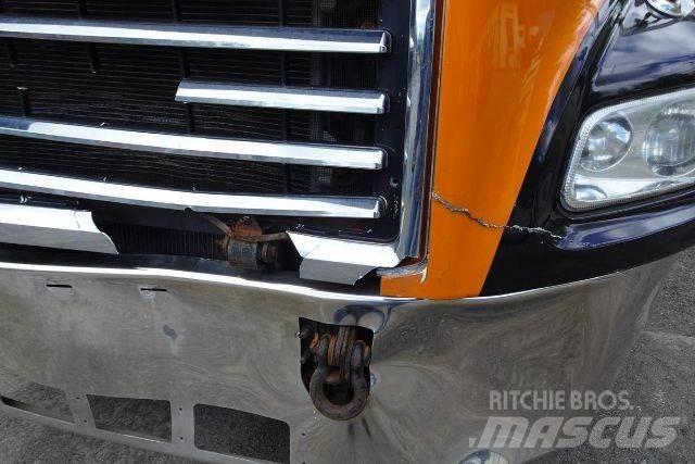 Mack CX612 Шасі з кабіною